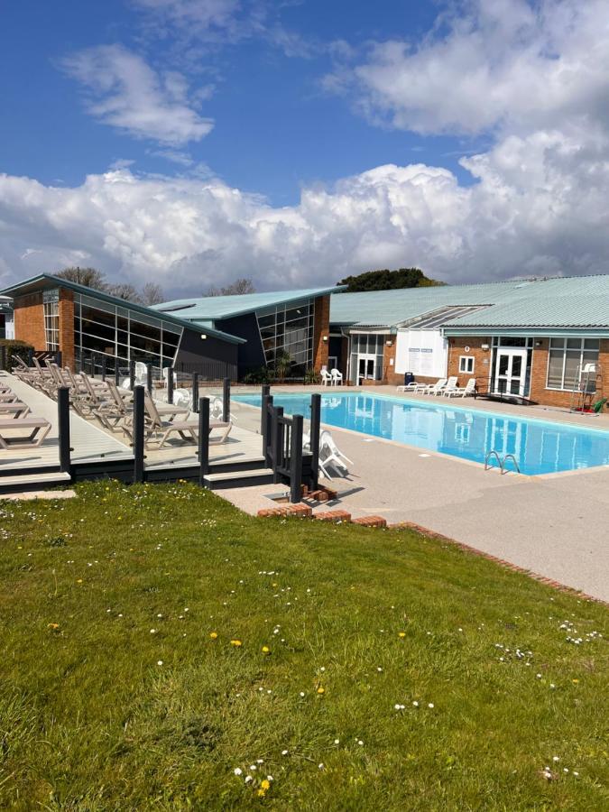 Home By The Sea, Hoburne Naish Resort, Sleeps 4, On Site Leisure Complex Available Forest And Direct Beach Access Milford on Sea Exterior foto